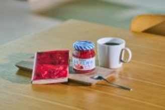 「まるごと果実 いちご」の香りがする本屋が登場！アヲハタ初書籍「Is this “jam” or not?」の発売を記念して書店でのコラボレーションを実施