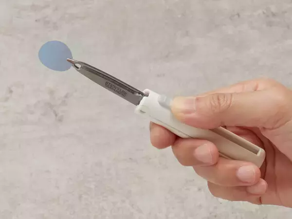 「誕生から15周年の文具シリーズ「スティッキール」よりピンセットとはさみがひとつになった新アイテム『ツマムノ』が登場」の画像