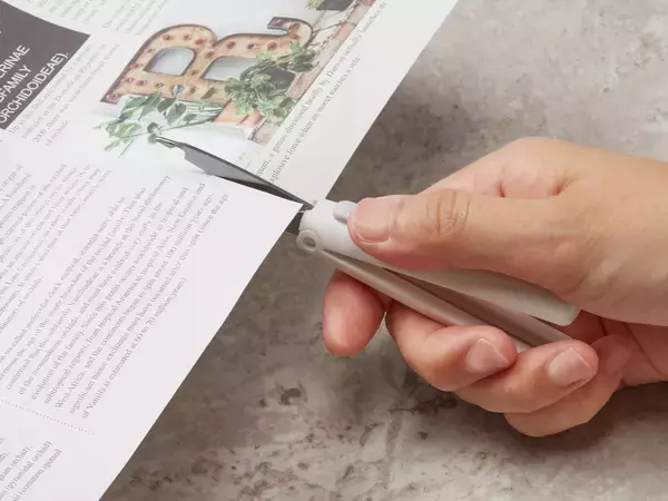 「誕生から15周年の文具シリーズ「スティッキール」よりピンセットとはさみがひとつになった新アイテム『ツマムノ』が登場」の画像