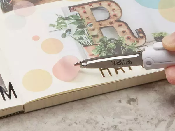 「誕生から15周年の文具シリーズ「スティッキール」よりピンセットとはさみがひとつになった新アイテム『ツマムノ』が登場」の画像