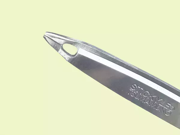 「誕生から15周年の文具シリーズ「スティッキール」よりピンセットとはさみがひとつになった新アイテム『ツマムノ』が登場」の画像