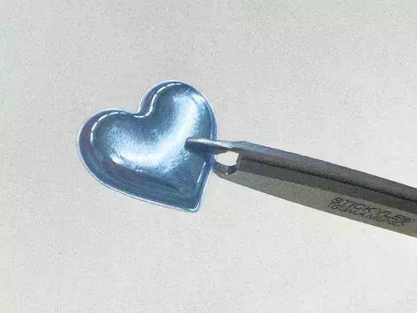 「誕生から15周年の文具シリーズ「スティッキール」よりピンセットとはさみがひとつになった新アイテム『ツマムノ』が登場」の画像