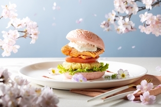 富士マリオットホテル山中湖　ピンク色バンズとライム香るフィッシュケーキが彩る春バーガー「甲斐サーモンとフィッシュケーキの春色バーガー」発売