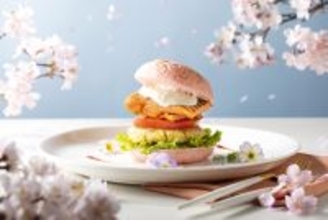 富士マリオットホテル山中湖　ピンク色バンズとライム香るフィッシュケーキが彩る春バーガー「甲斐サーモンとフィッシュケーキの春色バーガー」発売