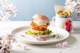 「富士マリオットホテル山中湖　ピンク色バンズとライム香るフィッシュケーキが彩る春バーガー「甲斐サーモンとフィッシュケーキの春色バーガー」発売」の画像2