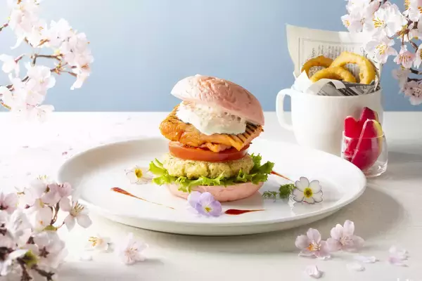 「富士マリオットホテル山中湖　ピンク色バンズとライム香るフィッシュケーキが彩る春バーガー「甲斐サーモンとフィッシュケーキの春色バーガー」発売」の画像