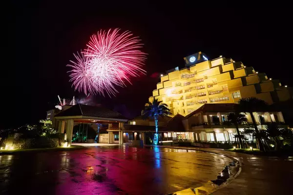 「【シェラトン沖縄サンマリーナリゾート】10周年を迎える夏の一大イベント！学び、花火、ナイトプールで満喫する、家族のための沖縄リゾート夏休み「UCHINA SUMMER FESTA 2026」開催」の画像