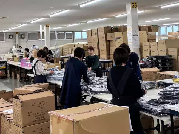 「物流2026年問題　荷待ち時間の短縮・属人化の解消を目指す アパレル業界初の小型仕分けロボット「SOTR-S」導入開始」の画像