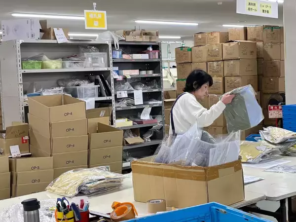 「物流2026年問題　荷待ち時間の短縮・属人化の解消を目指す アパレル業界初の小型仕分けロボット「SOTR-S」導入開始」の画像