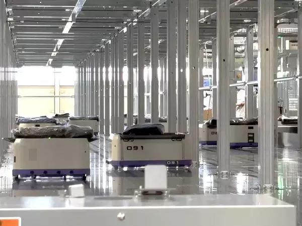 「物流2026年問題　荷待ち時間の短縮・属人化の解消を目指す アパレル業界初の小型仕分けロボット「SOTR-S」導入開始」の画像