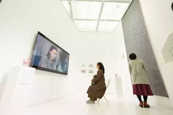 「AIが「正しい手」を生成するとき、誰の身体が消されるのか 　国際メディアアート賞「アルス・エレクトロニカ」受賞作で考える、AI・身体・「正常」の境界」の画像