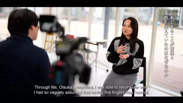「AIが「正しい手」を生成するとき、誰の身体が消されるのか 　国際メディアアート賞「アルス・エレクトロニカ」受賞作で考える、AI・身体・「正常」の境界」の画像
