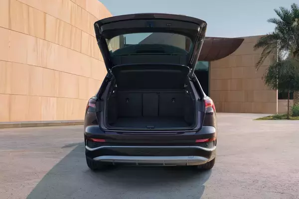 「Audi Q4 45 e-tron / Q4 Sportback 45 e-tronを発表　一充電走行距離613kmを実現」の画像