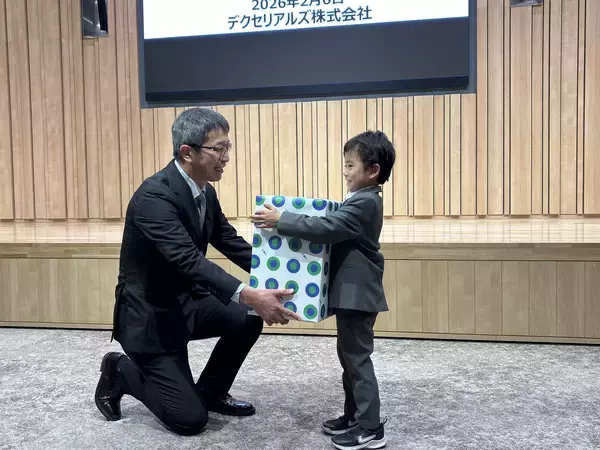 「【デクセリアルズ】社員の子どもたちにランドセルを贈呈する「ランドセル贈呈式」を実施」の画像