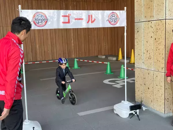 「【デクセリアルズ】社員の子どもたちにランドセルを贈呈する「ランドセル贈呈式」を実施」の画像