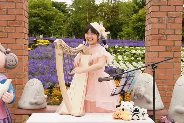 開園45周年企画『あなたの夢叶えます！』実施報告 11歳の少女が奏でるハープコンサートを開催「お花の中でハープを弾きたい」という夢を全力応援！
