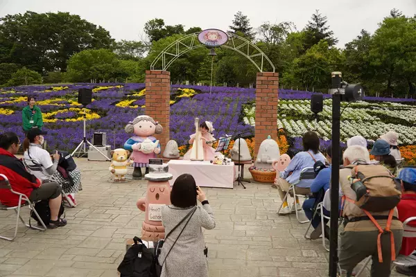 「開園45周年企画『あなたの夢叶えます！』実施報告 11歳の少女が奏でるハープコンサートを開催「お花の中でハープを弾きたい」という夢を全力応援！」の画像