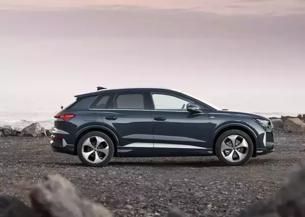 「Audi Q4 e-tron：アウディの電気自動車ベストセラーがアップグレード」の画像