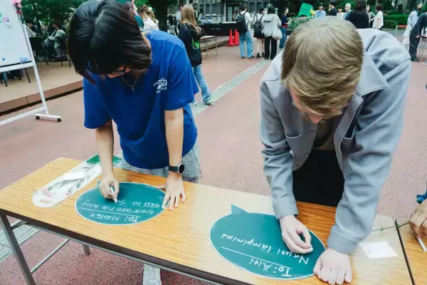 「【青山学院大学】静岡県河津町と連携した「カーネーション企画2026」で、青山・相模原キャンパスに約1,000本のカーネーションを設置 ～「母の日」を初めて日本に紹介し定着させた青山学院～」の画像