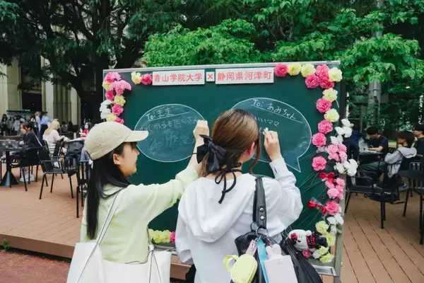 「【青山学院大学】静岡県河津町と連携した「カーネーション企画2026」で、青山・相模原キャンパスに約1,000本のカーネーションを設置 ～「母の日」を初めて日本に紹介し定着させた青山学院～」の画像