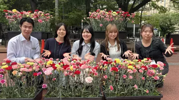 「【青山学院大学】静岡県河津町と連携した「カーネーション企画2026」で、青山・相模原キャンパスに約1,000本のカーネーションを設置 ～「母の日」を初めて日本に紹介し定着させた青山学院～」の画像