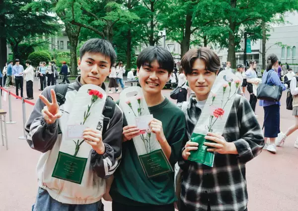 「【青山学院大学】静岡県河津町と連携した「カーネーション企画2026」で、青山・相模原キャンパスに約1,000本のカーネーションを設置 ～「母の日」を初めて日本に紹介し定着させた青山学院～」の画像