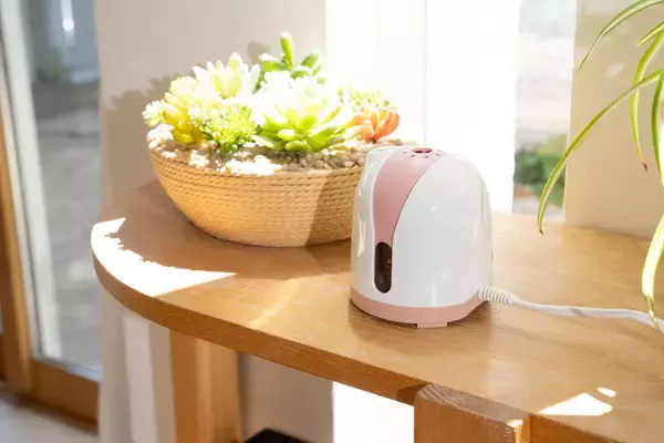 「ロングセラーの蚊とり『アースノーマット』をリニューアル！　蚊の駆除・侵入防止の効果がわかりやすいパッケージに一新　新色の『ホワイトピンク』が登場！」の画像