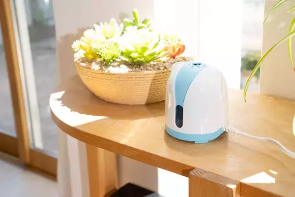 「ロングセラーの蚊とり『アースノーマット』をリニューアル！　蚊の駆除・侵入防止の効果がわかりやすいパッケージに一新　新色の『ホワイトピンク』が登場！」の画像