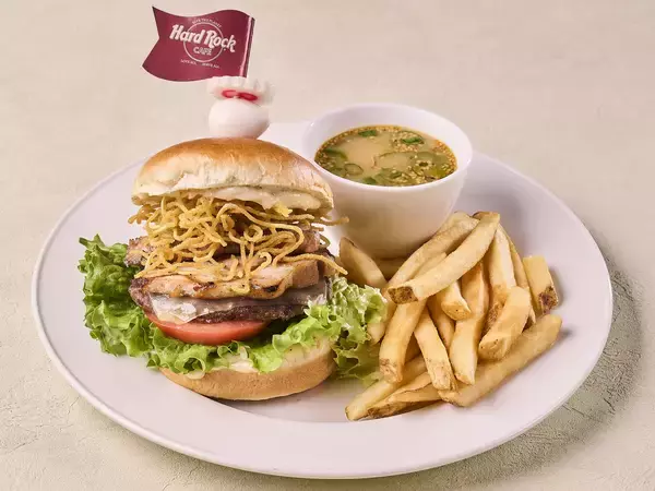 「「ハードロックカフェ」×TVアニメ「NARUTO-ナルト-」コラボ・スペシャルメニュー「ナルトのラーメンバーガー」／「トロピカル木ノ葉ソーダ」」の画像