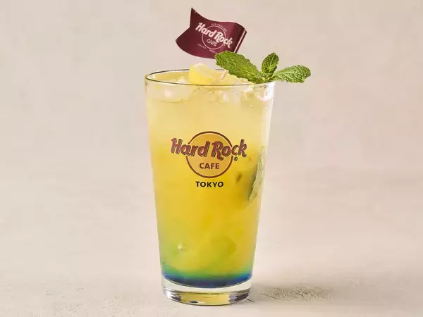 「「ハードロックカフェ」×TVアニメ「NARUTO-ナルト-」コラボ・スペシャルメニュー「ナルトのラーメンバーガー」／「トロピカル木ノ葉ソーダ」」の画像