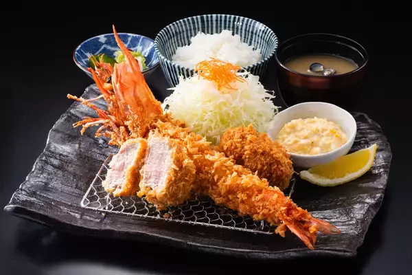 「【とんかつ神楽坂さくら】圧巻の存在感を放つ「皇帝海老」降臨。～年末年始にふさわしい、格別のご褒美を～」の画像