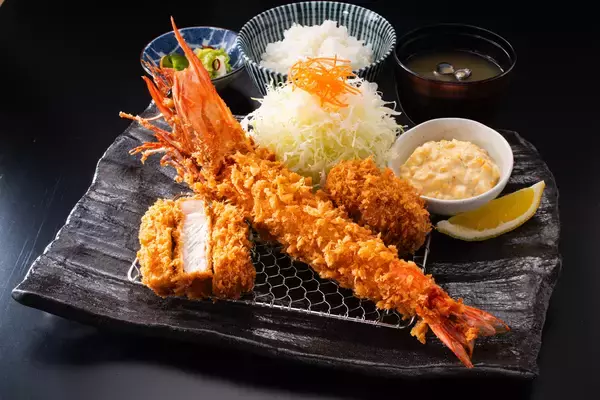 「【とんかつ神楽坂さくら】圧巻の存在感を放つ「皇帝海老」降臨。～年末年始にふさわしい、格別のご褒美を～」の画像