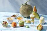 「【東京マリオットホテル】グリーン×オレンジの初夏色に心ときめく 契約農園から直送の2種のメロンをエレガントなスイーツで堪能「MELONyque(メロニック) Afternoon Tea」を発売」の画像1