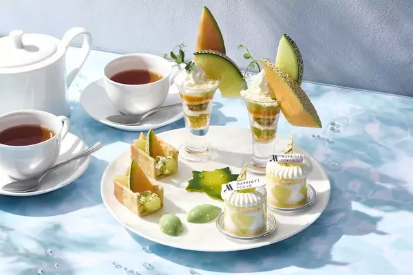 「【東京マリオットホテル】グリーン×オレンジの初夏色に心ときめく 契約農園から直送の2種のメロンをエレガントなスイーツで堪能「MELONyque(メロニック) Afternoon Tea」を発売」の画像