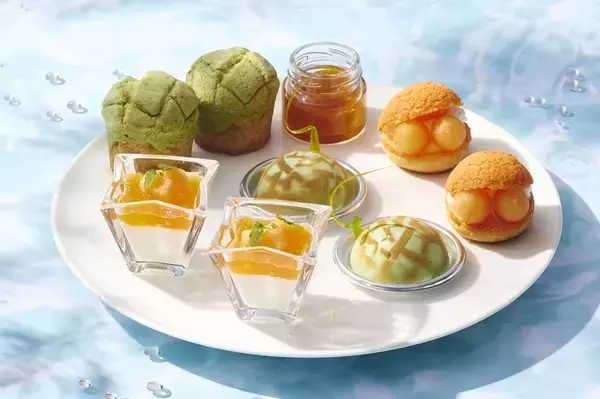 「【東京マリオットホテル】グリーン×オレンジの初夏色に心ときめく 契約農園から直送の2種のメロンをエレガントなスイーツで堪能「MELONyque(メロニック) Afternoon Tea」を発売」の画像