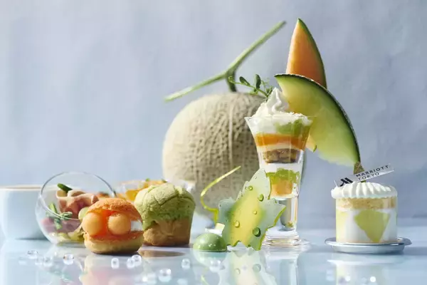 「【東京マリオットホテル】グリーン×オレンジの初夏色に心ときめく 契約農園から直送の2種のメロンをエレガントなスイーツで堪能「MELONyque(メロニック) Afternoon Tea」を発売」の画像