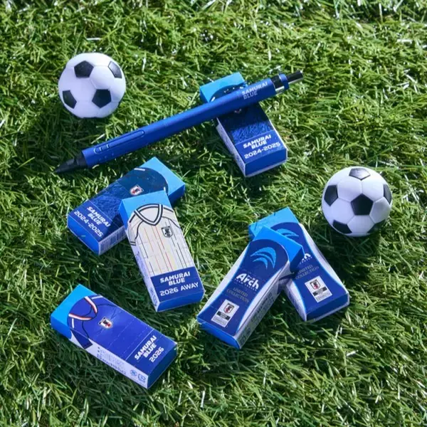 ギフトにも最適！サッカー日本代表ユニフォームデザイン採用のアーチ消しゴム/ インタリオシャープ05 の特別セットを数量限定で発売！