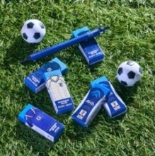 ギフトにも最適！サッカー日本代表ユニフォームデザイン採用のアーチ消しゴム/ インタリオシャープ05 の特別セットを数量限定で発売！