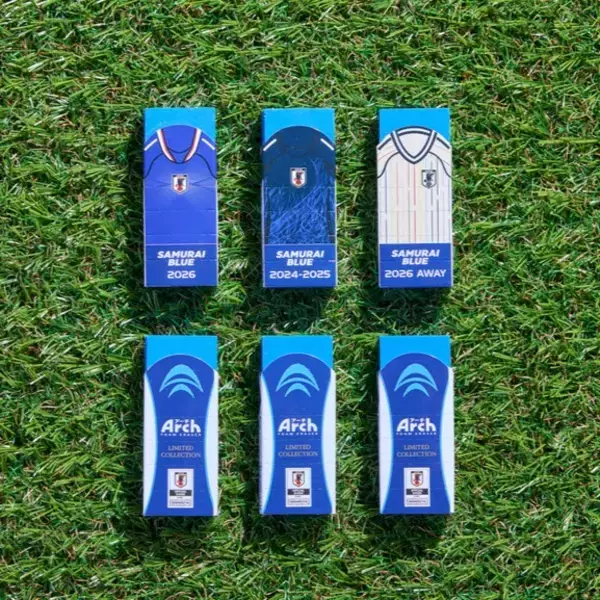「ギフトにも最適！サッカー日本代表ユニフォームデザイン採用のアーチ消しゴム/ インタリオシャープ05 の特別セットを数量限定で発売！」の画像