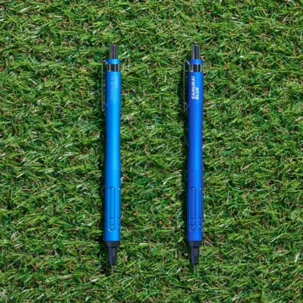 「ギフトにも最適！サッカー日本代表ユニフォームデザイン採用のアーチ消しゴム/ インタリオシャープ05 の特別セットを数量限定で発売！」の画像