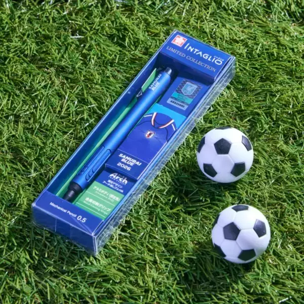 「ギフトにも最適！サッカー日本代表ユニフォームデザイン採用のアーチ消しゴム/ インタリオシャープ05 の特別セットを数量限定で発売！」の画像