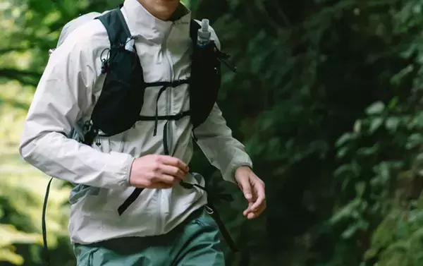 「【KARRIMOR】前面は防風、背面は通気。“相反する機能を両立”新発想ソフトシェルが登場」の画像