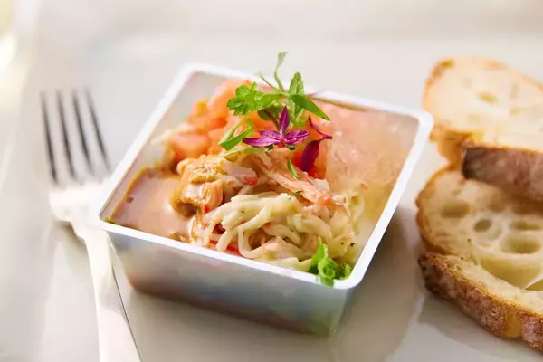 「「RF1」×紀文「The SURIMI」食卓華やぐコラボメニュー　「The SURIMI」の風味・食感を引き立てたサラダとフリット　3月19日より期間限定販売」の画像