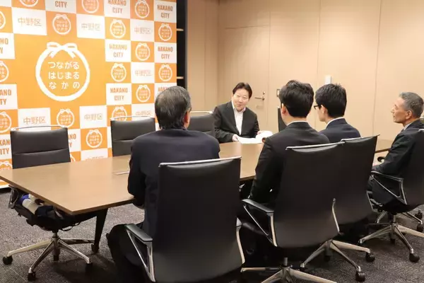 「【帝京平成大学】経営学科の学生チームが「第21回日銀グランプリ」で優秀賞・審査員長賞を受賞　酒井中野区長を表敬訪問」の画像