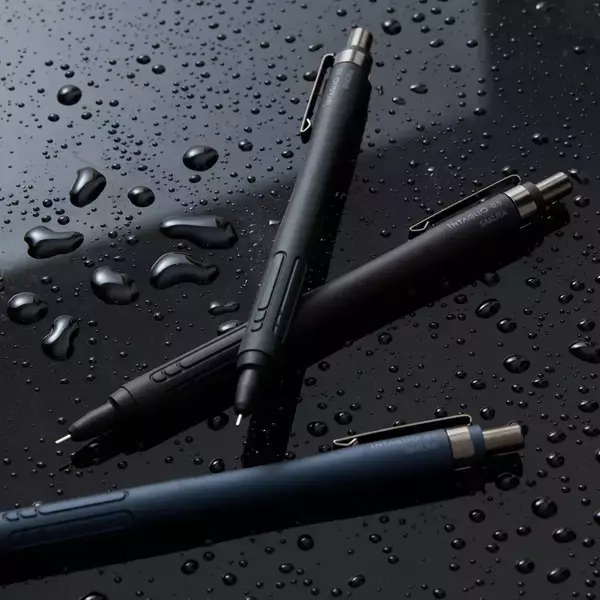 「手にフィットする曲線的なボディと滑りにくいグリップの高級シャープペンシル「インタリオ®シャープ」からシックなダークカラーモデルを数量限定で発売！」の画像