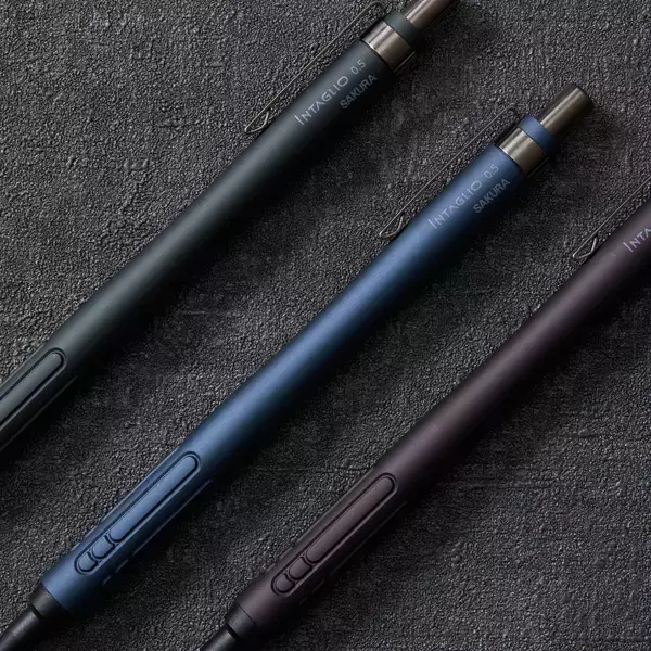「手にフィットする曲線的なボディと滑りにくいグリップの高級シャープペンシル「インタリオ®シャープ」からシックなダークカラーモデルを数量限定で発売！」の画像
