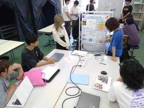 金沢工業大学2年次必修科目「プロジェクトデザインⅡ」企業連携テーマ提案報告会を8月3日に開催。箔座株式会社・株式会社スパーテルが選抜した学生チームが企業を訪問し、関係者・利用者に向けて成果を発表