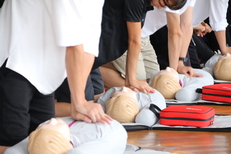「防災教育」に力を入れる国士舘大学　全新入生約3,000人に AED を用いた心肺蘇生法講習を実施