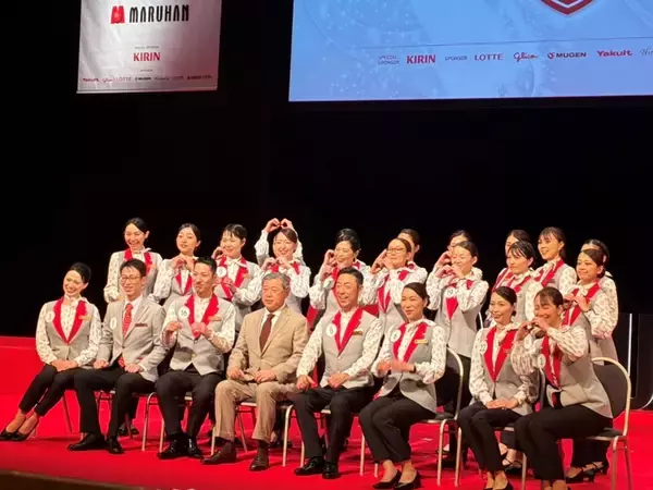 「マルハン北日本カンパニー、店舗スタッフの制服を全面リニューアル」の画像