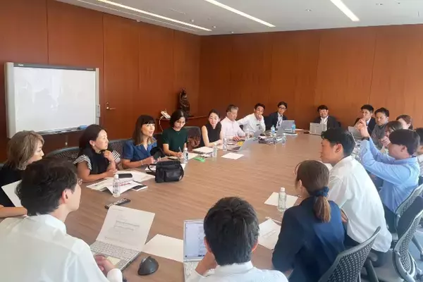 「マルハン北日本カンパニー、店舗スタッフの制服を全面リニューアル」の画像